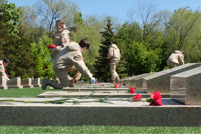 В Самаре возложили цветы к местам воинских захоронений