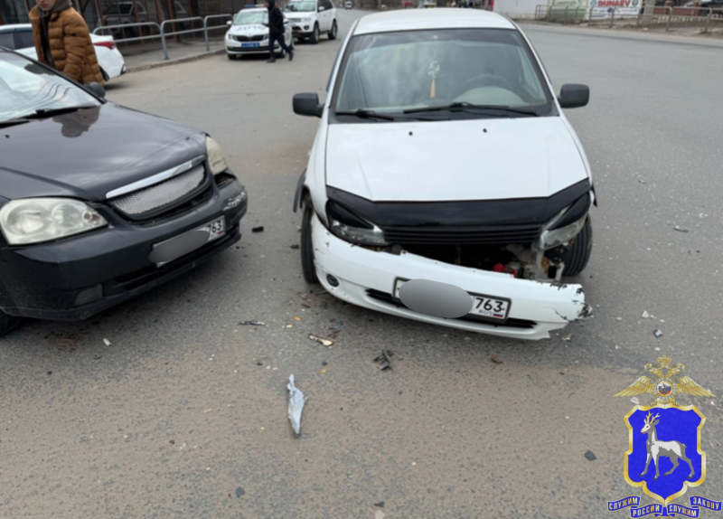 В Самарской области столкнулись "Калина", "десятка" и "Шевроле"