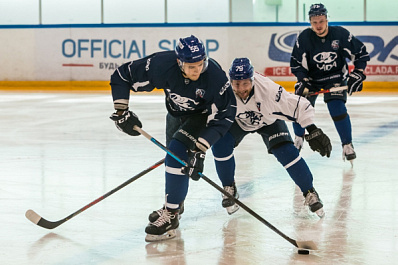 Хоккейная "Лада" тренируется на льду, ЦСК ВВС - на "земле" 