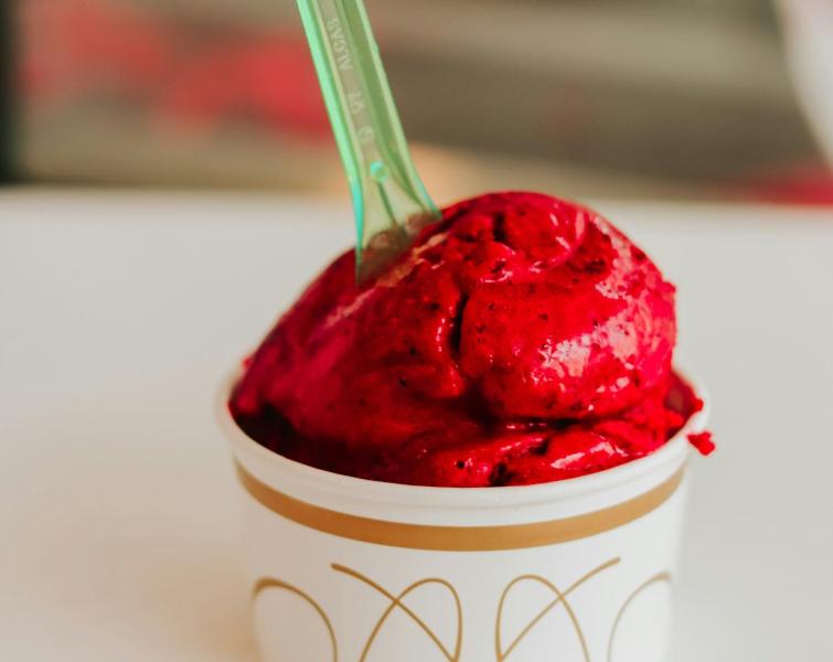 Диетолог объяснил, как выбрать мороженое для ребёнка