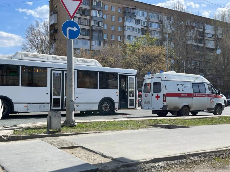В Самаре недалеко от "Захара" столкнулись автобус № 50 и иномарка