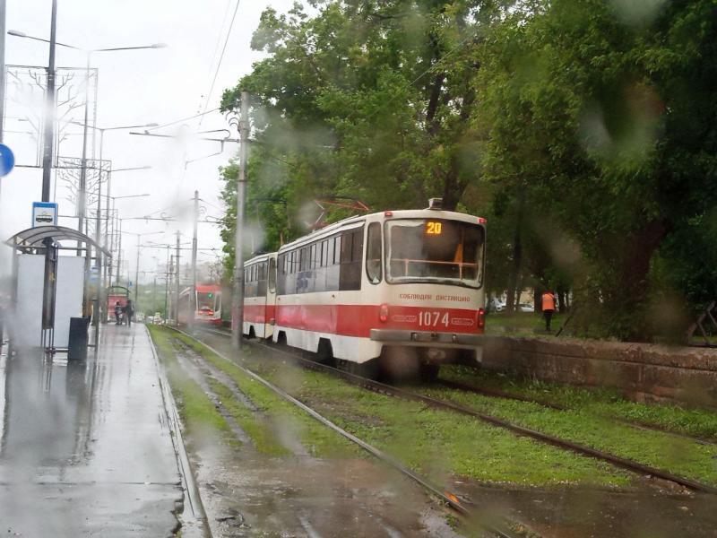 Трамваи стоят, автобусы идут в объезд: последствия ураганного ветра в Самаре