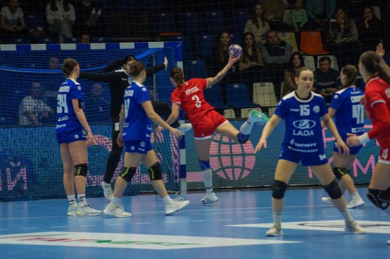 Теряют шансы: гандбольная "Лада" дома уступила "Астраханочке"