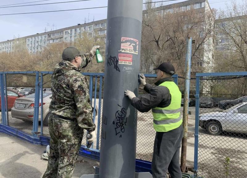 Эстетически красиво: в Самаре очищают столбы рекламных щитов