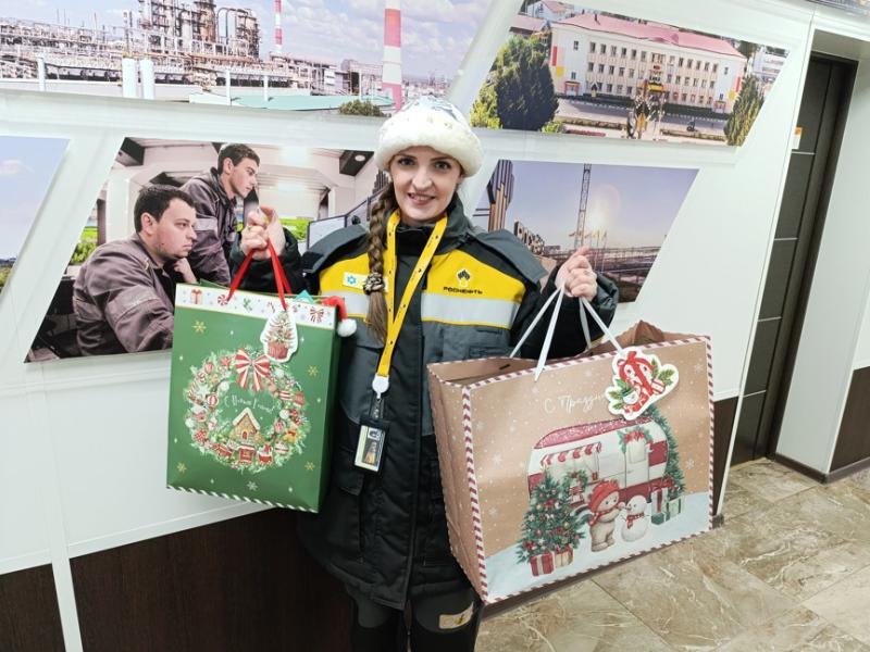 Вера в новогоднее чудо: в Новокуйбышевске нефтепереработчики исполнили более 300 детских желаний