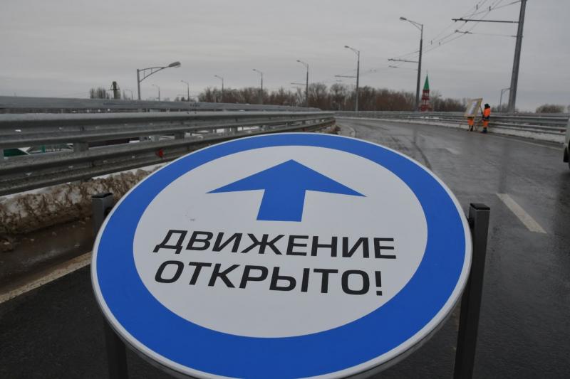 Дмитрий Азаров дал старт рабочему движению по новому участку моста через реку Самару