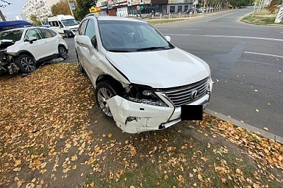 В тольяттинском дворе столкнулись Lexus и Subaru