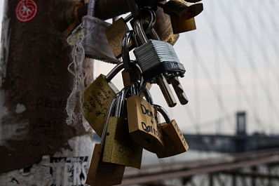 В Новосибирске мошенники вымогают у водителей деньги с помощью замков