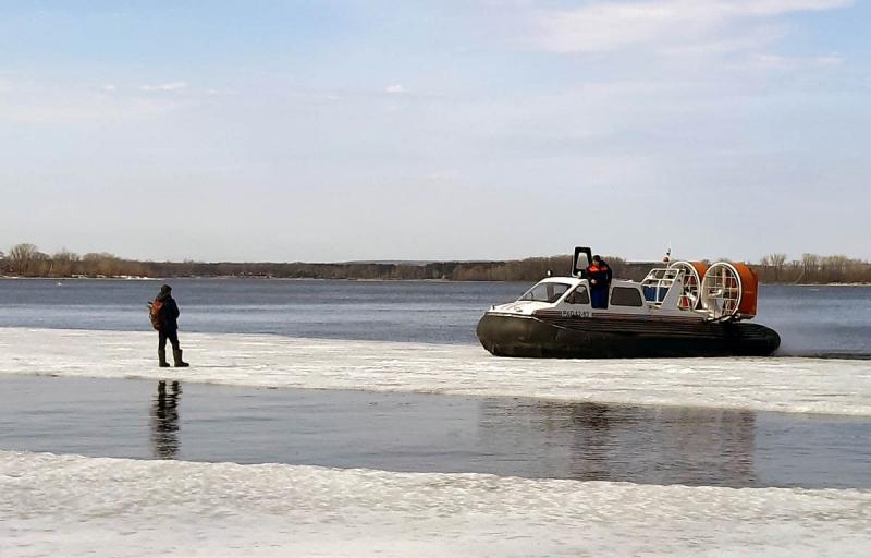ЧП на Волге: льдина с рыбаком откололась и ушла в дрейф