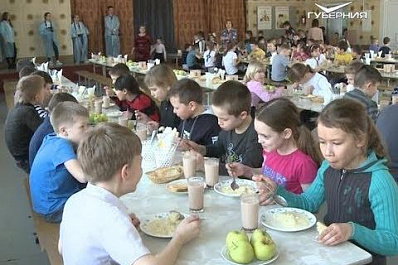 Учеников начальных классов в школах региона готовятся обеспечить бесплатным горячим питанием с 1 сентября