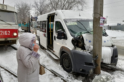 В Самаре на ул. Олимпийской маршрутка протаранила столб