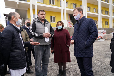 Дмитрий Азаров поручил ускорить темпы строительства инфекционного корпуса в Сызрани