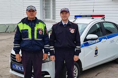 В Самарской области сотрудники ГИБДД спасли маленького ребенка