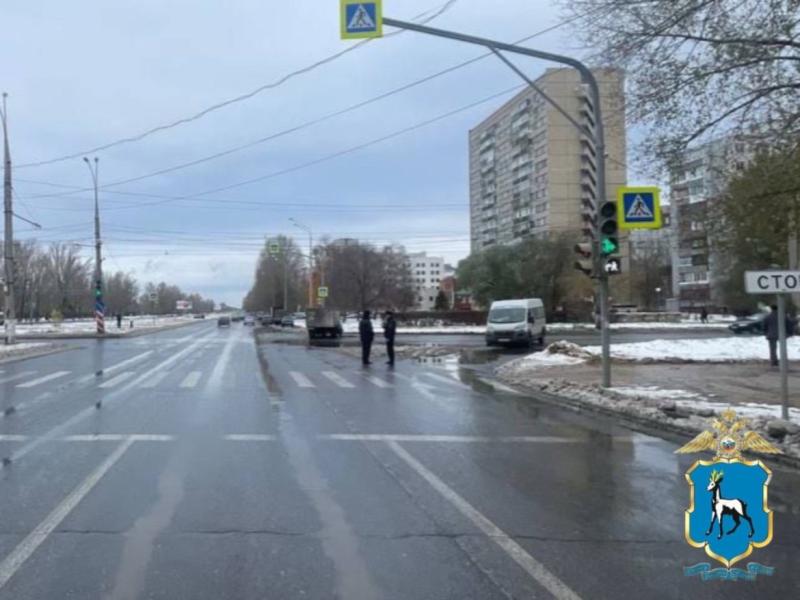 В Тольятти легковушка проехала на красный и врезалась в маршрутку