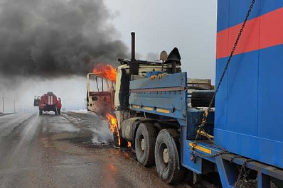 Грузовик из Самары сгорел на трассе в Татарстане