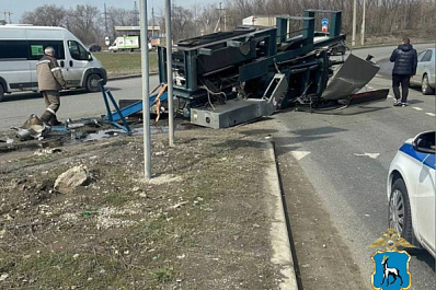 В Самаре на Южном шоссе КамАЗ потерял груз