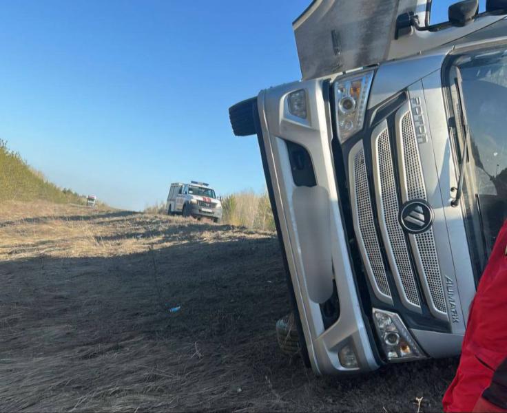 В Самарской области 29 марта на трассе опрокинулся грузовик