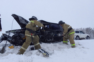 На трассе в Самарской области лоб в лоб столкнулись две "Лады"