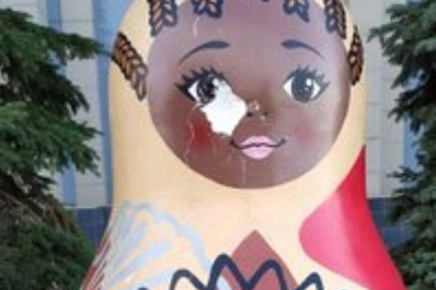 Вандалы разбили лица матрешкам, которые символизируют участников ЧМ-2018