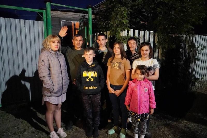 Дмитрий Азаров навестил многодетную семью бойца СВО в Большеглушицком районе