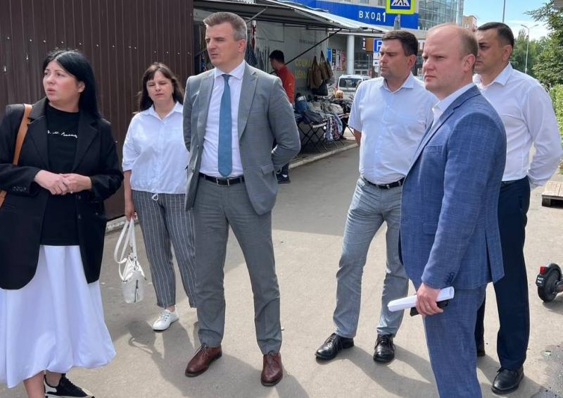 Благоустройство - на особом контроле: вице-губернатор Самарской области Вячеслав Романов провел выездной личный приём в Тольятти 