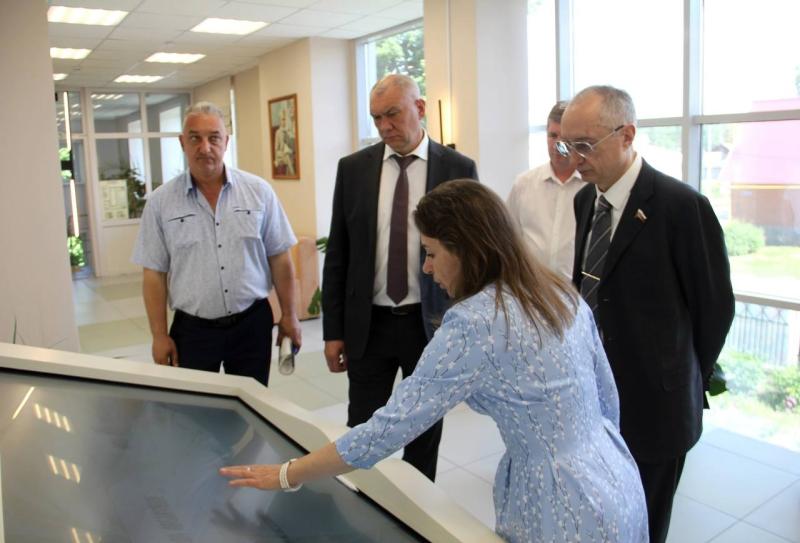 Сенатор Андрей Кислов провел прием граждан в Сергиевском районе