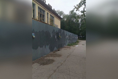 В Самаре здание бывшего кинотеатра "Юность" оградили забором