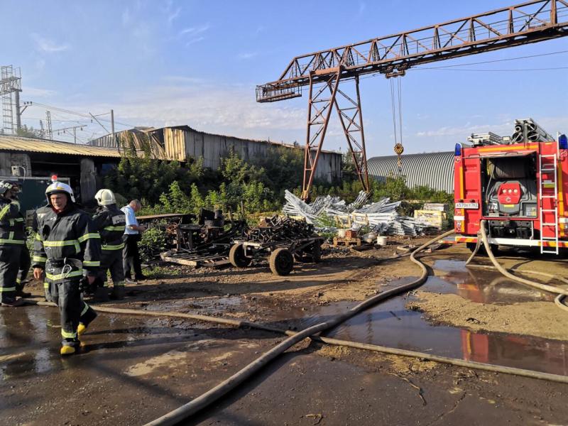 В Самаре загорелся огромный ангар