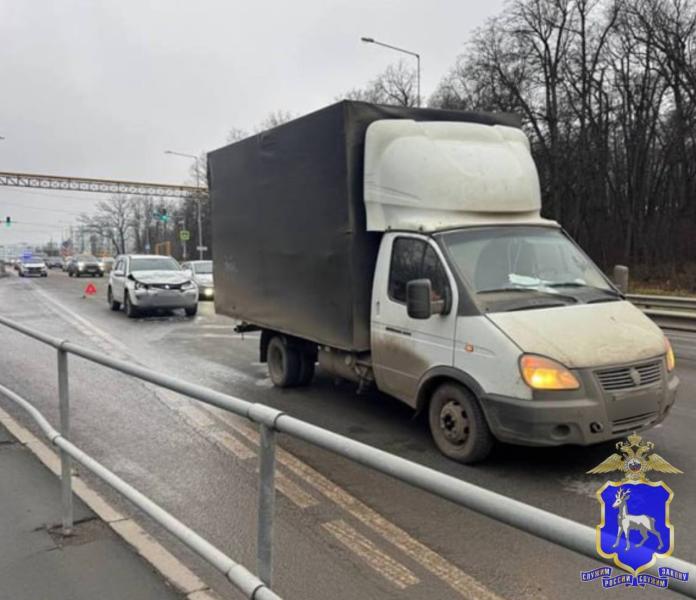 В Тольятти мужчина на Opel Astra врезался в металлическую опору