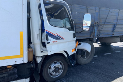 В ДТП с большегрузами под Сызранью одного из водителей зажало в кабине