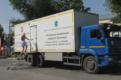 Самарцы прошли вакцинацию от COVID-19 в мобильном пункте в Струковском саду