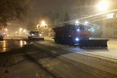 В Самаре ночью со снегом боролись 82 единицы техники