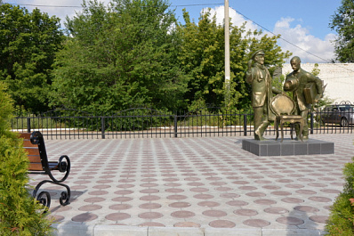 На привокзальной площади Безенчука появились скульптуры героев книги "12 стульев" 