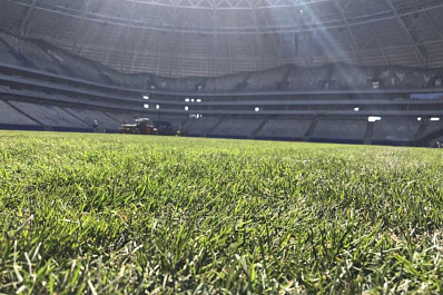 На стадионе Самара Арена полным ходом идет укладка газона