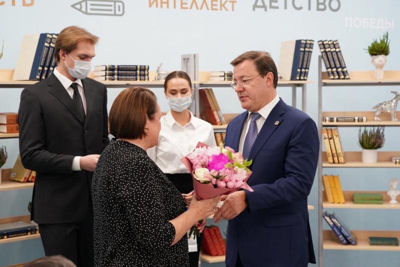 Дмитрий Азаров поздравил педагогов с профессиональным праздником