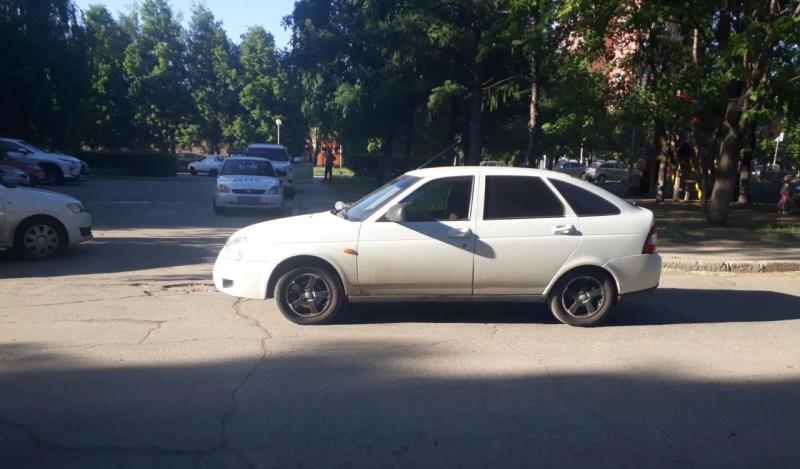 В Тольятти водитель "Приоры" сбил во дворе маленькую девочку в желтом платье