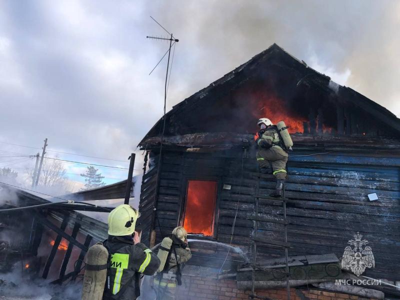 В Новокуйбышевске деревянный дом горел на 120 "квадратах"