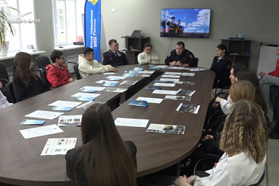 Полицейские познакомили школьников Новокуйбышевска с работой криминалистов и кинологов