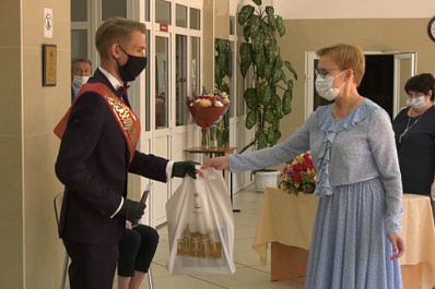 Глава Самары вручила аттестаты выпускникам