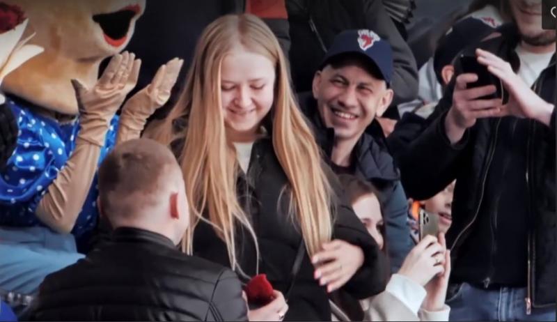 Нижегородец сделал предложение своей девушке на хоккейном матче