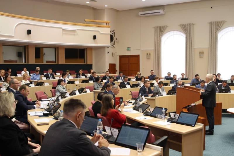 Профицит средств и поддержка социальной сферы: в губдуме отчитались об исполнении бюджета за 2024 год