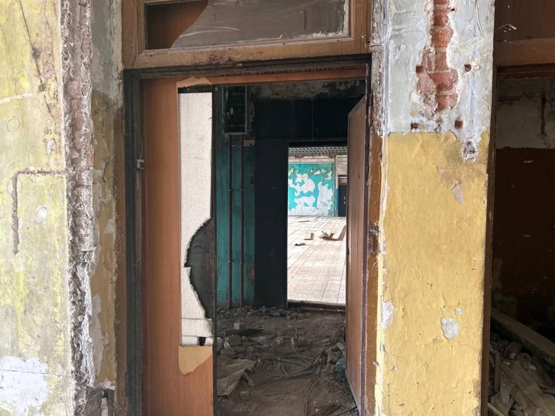 В Волжском районе прокуратура добилась сноса заброшки, где собирались подростки