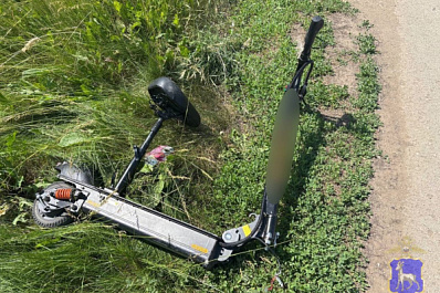 В Самарской области двое детей на электросамокате врезались в легковушку