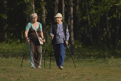 В регионе возобновлены занятия скандинавской ходьбой для пожилых людей