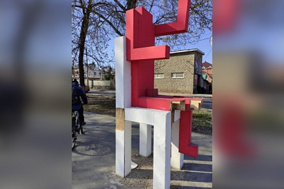 В Тольятти вандалы оторвали ногу "Красному человеку" и украли огромный зонт