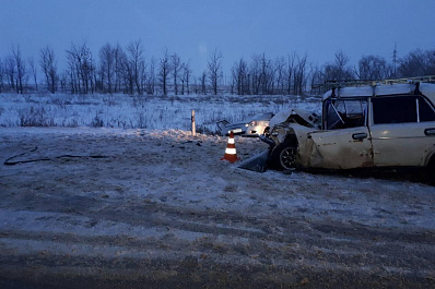 Четыре человека пострадали в лобовом столкновении двух легковушек на трассе в Самарской области