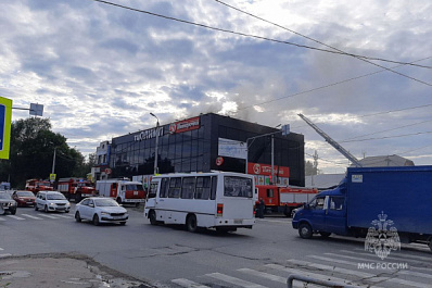 В Сызрани 66 пожарных потушили крышу торгового центра