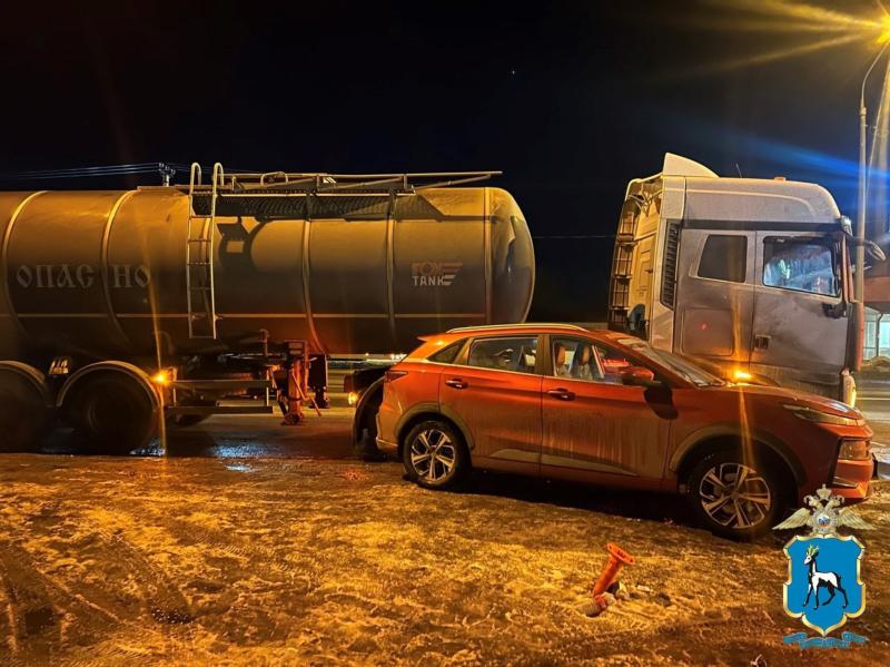 В Самарской области на трассе М5 внедорожник покатился назад и врезался в фуру