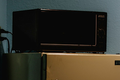 Греет тарелки, а не еду: эксперты раскрыли секреты работы микроволновки