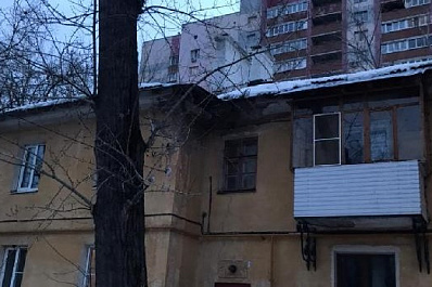 В Самаре на трехлетнего ребенка с крыши дома упала наледь